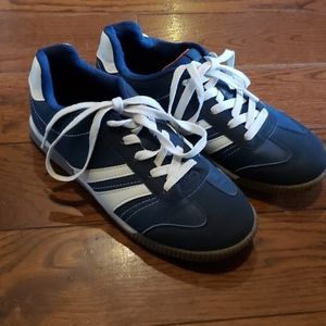 Boy's tennis shoes